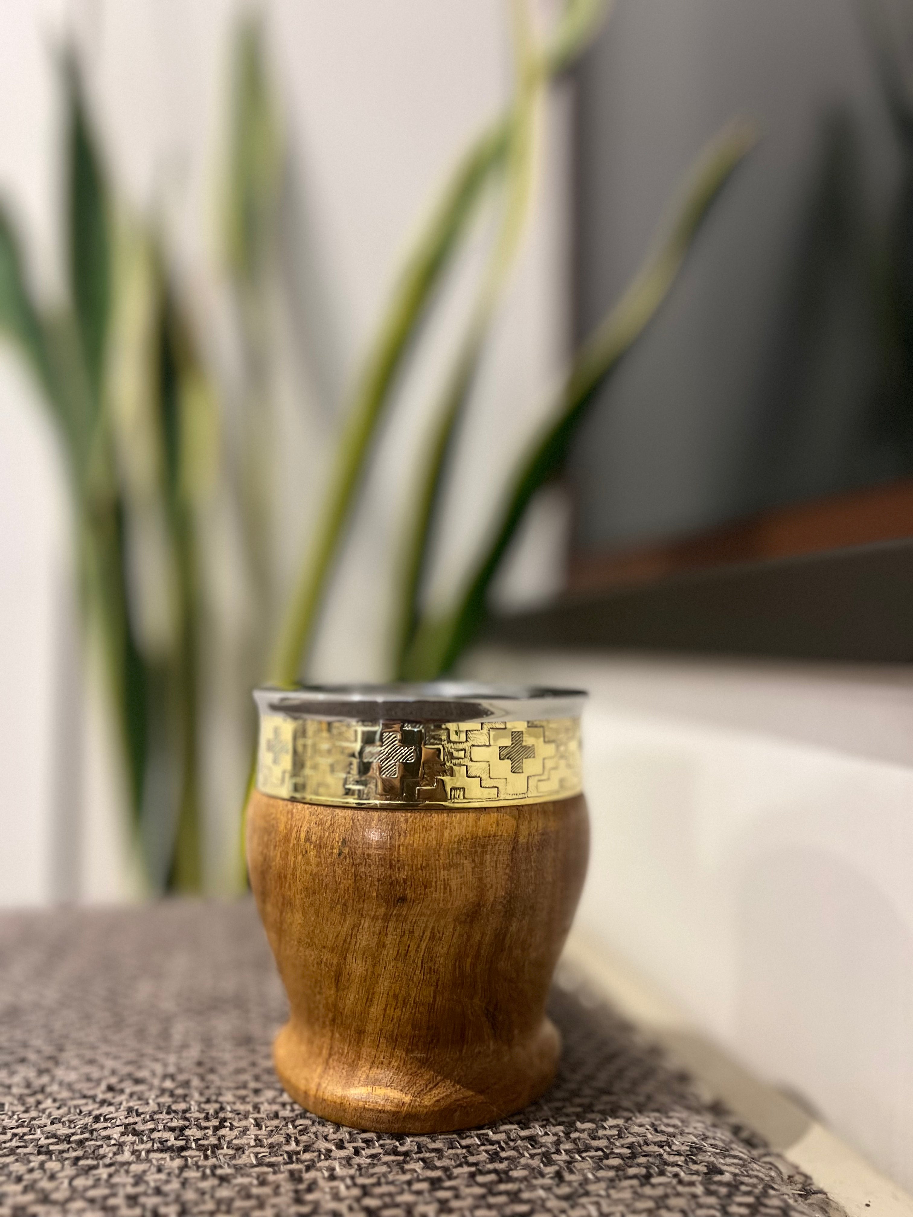 Mate de Algarrobo Artesanal con Virola Dorada